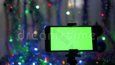 智能手机，绿色屏幕，在新年`背景。 <strong>摄像机</strong>围绕物体的<strong>运动</strong>。