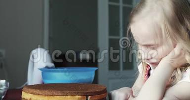 一个悲伤的小女孩正在尝试蛋糕碎屑。