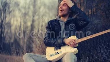 日落时弹吉他的年轻人
