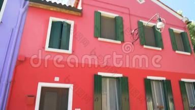 位于威尼斯布拉诺的漂亮的红色和紫色娃娃般的房子全景