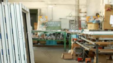 生产装配和制造PVC窗，一个有成品的车间，在背景下，一个。