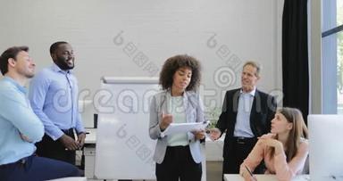 女<strong>企业</strong>家在<strong>会议室</strong>的会议上领导演讲，商务人士小组听取同事的报告