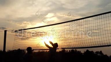 专业沙滩排球在日落慢速运动。