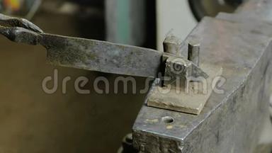 在锻造厂用金属制造刀。 金属硬化后刀刃的对齐。