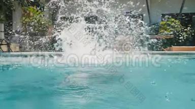 暑假里的年轻人在炎热的晴天跳进<strong>蓝色</strong>的游泳池里喝点东西。 一个人在空中潜水