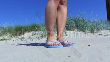 沙滩上<strong>穿拖鞋</strong>的女人
