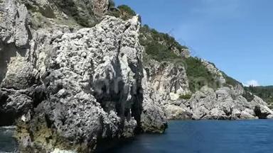 从古洛卡斯特里察乘船前往希腊科孚岛的利帕迪斯海滩。 经过水中的<strong>沉积物</strong>粉笔岩。 悬崖峭壁