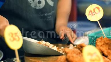 一个女人在面包中<strong>拿起</strong>切碎的鸡肉，用一个特殊的铲子做食物。 夜市，芭堤雅，宗甸.. 泰国