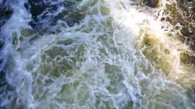 河坝上的水流从河闸喷出，形成波<strong>浪</strong>. <strong>特写</strong>