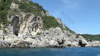 从古洛卡斯特里察乘船前往希腊科孚岛的利帕迪斯海滩。 经过水中的<strong>沉积</strong>物粉笔岩。 悬崖峭壁
