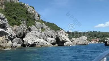 从古洛卡斯特里察乘船前往希腊科孚岛的利帕迪斯海滩。 经过水中的<strong>沉积</strong>物粉笔岩。 悬崖峭壁