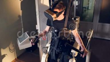 外骨骼内的男人戴着VR耳机。