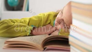 小女孩在书上睡着了