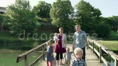 全高清公园<strong>桥</strong>上有四个孩子的幸福家庭