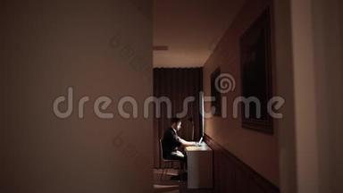 现代酒店内部的商务人员在酒店工作，在桌面电脑和键盘上打字。 4k.