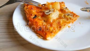 意大利披萨一块，白盘上有蘑菇、鸡肉、菠萝和玉米