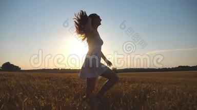 日落时，<strong>小女孩</strong>正沿着蓝天下的麦田<strong>奔跑</strong>。 女人正在草地上慢跑。 太阳照耀着
