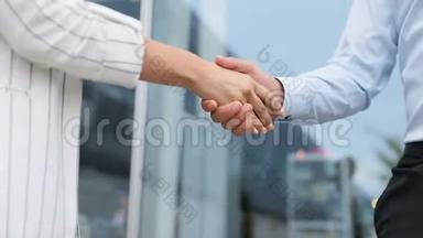 商务人士握手特写。 人们握手