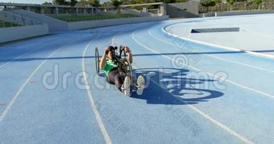 <strong>残疾人运动</strong>员在轮椅上赛车4K