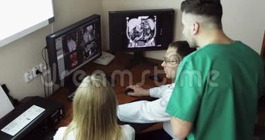 4K保健，医疗：三名医生在医院检查CT扫描。