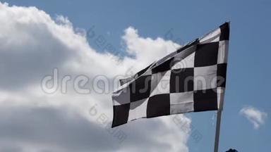 格子的赛车旗在空中摇动