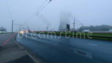 清晨，雾蒙蒙的天气，公路交通的时间