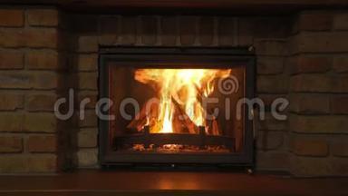 燃烧的壁炉-石头壁炉里的一团<strong>炽热</strong>的火，在夜晚取暖