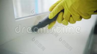 专业清洗窗户，清洗公司的女孩清洗难以到达的地方，蒸汽清洗。