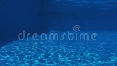水下游泳池，带复制空间的蓝色水背景