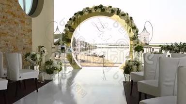 美丽的婚礼拱门的花为赡养费婚礼壁画。 婚礼拱门和婚礼绘画场所