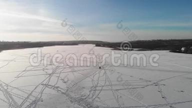 渔夫走在结冰的河上。 从上往下看。 雪中行走的人的影子.. 空中观景。 4K