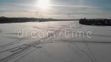 渔夫走在结冰的河上。 从上<strong>往下</strong>看。 雪中行走的人的影子.. 空中观景。 4K