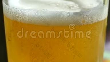 啤酒倒入<strong>玻璃杯中</strong>.. 美丽的泡泡<strong>在</strong>一杯泡沫啤酒里飞舞。