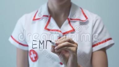 紧急情况：女医生在透明屏幕上书写
