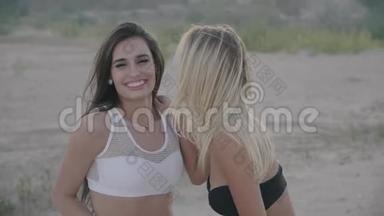 可爱的女孩在夏天的假期里在海滩特写镜头中表现出快乐