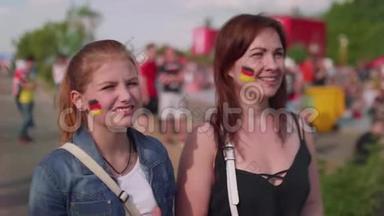 在足球比赛中，女孩支持德国队的球迷区