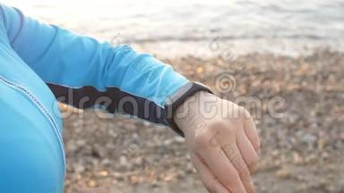 智能手表女士在户外使用智能手表触摸按键
