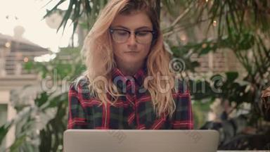 hipster学生女孩在火车站大厅工作笔记本电脑