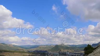 热那亚堡垒，苏达克，克里米亚。 群山映衬蓝天白云.. 海象的云彩穿过蓝天
