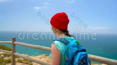 三合一视频。 背着背包的女人在葡萄牙各个风景如画的地方欣赏海洋海岸