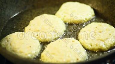 土豆煎饼用葵花籽油煎