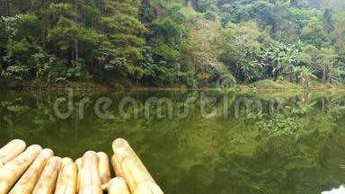 南有竹筏的高山针叶热带森林在高原湖泊平静的水中倒影