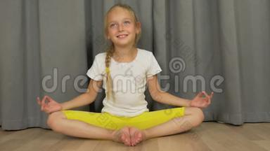 年轻女孩坐在禅宗的姿势和做冥想。 白姑娘在家客厅练瑜伽..