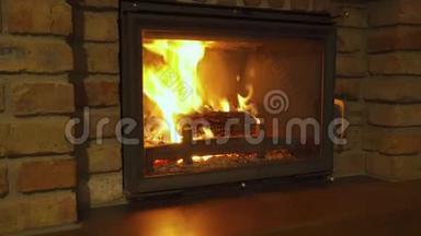 燃烧的壁炉-石头壁炉里的一团<strong>炽热</strong>的火，在夜晚取暖