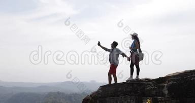 游客、情侣站在山顶在<strong>手机</strong>智能<strong>手机</strong>上<strong>制作</strong>视频景观，青年男女旅行者手持