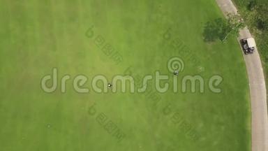 高尔夫球员在绿色<strong>球场</strong>上打球，从飞行无人机顶上看。 在高尔夫俱乐部<strong>球场</strong>上打球的人的鸟瞰