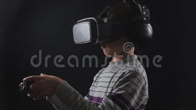男孩使用VR耳机显示与耳机和操纵杆的虚拟现实游戏.. UHD4K