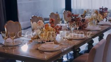 一张装饰精美的婚宴宴会桌上的中间斜角镜头