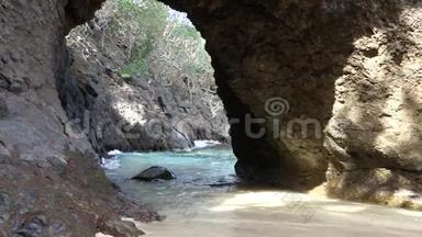 迎风岛屿上的天然洞穴