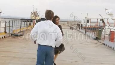 男人追女人跑的背影.. 码头上的拥抱情侣。